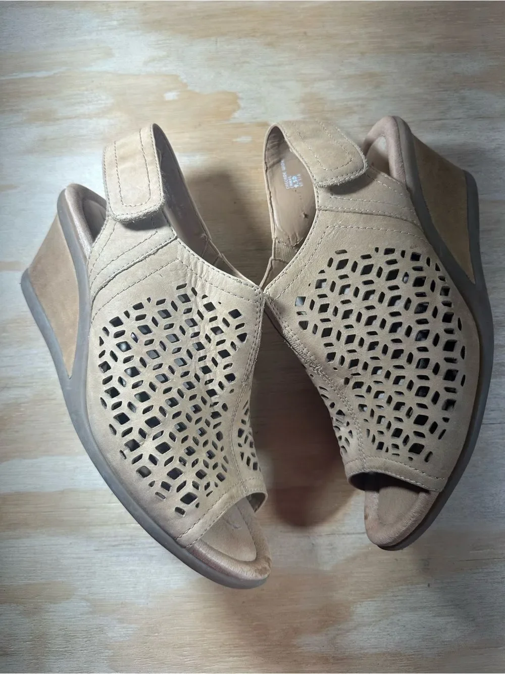Earth Tan Wedge Sandals Women’s Size 9.5 Wide